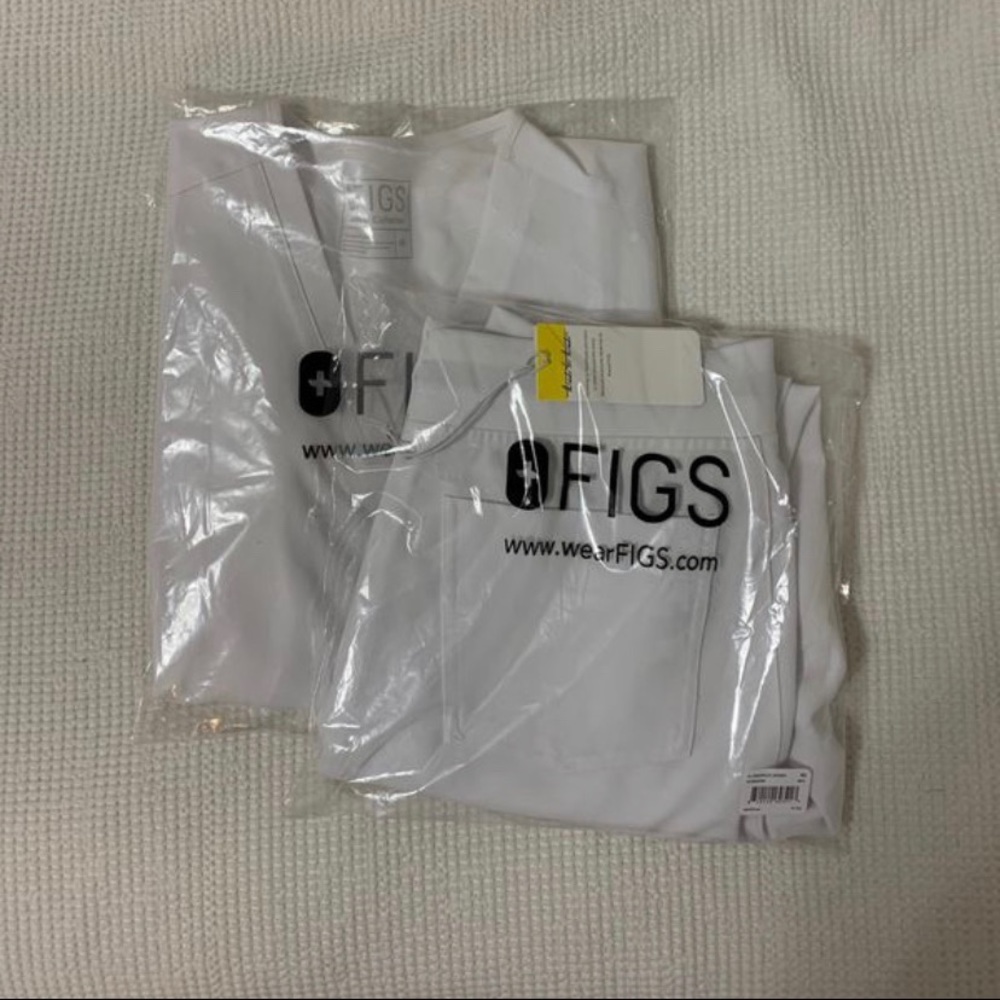 XS White Figs Scrub Set